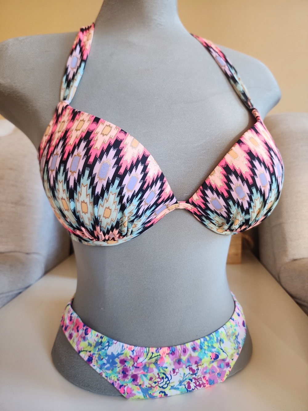Victoria’s Secret Bikini Set – 36B Push‑Up Top & Small Bottom – Mixed Prints